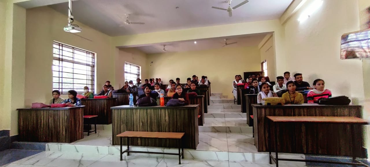भगवान आदिनाथ महाविद्यालय में संविधान दिवस में मौजूद छात्राएं