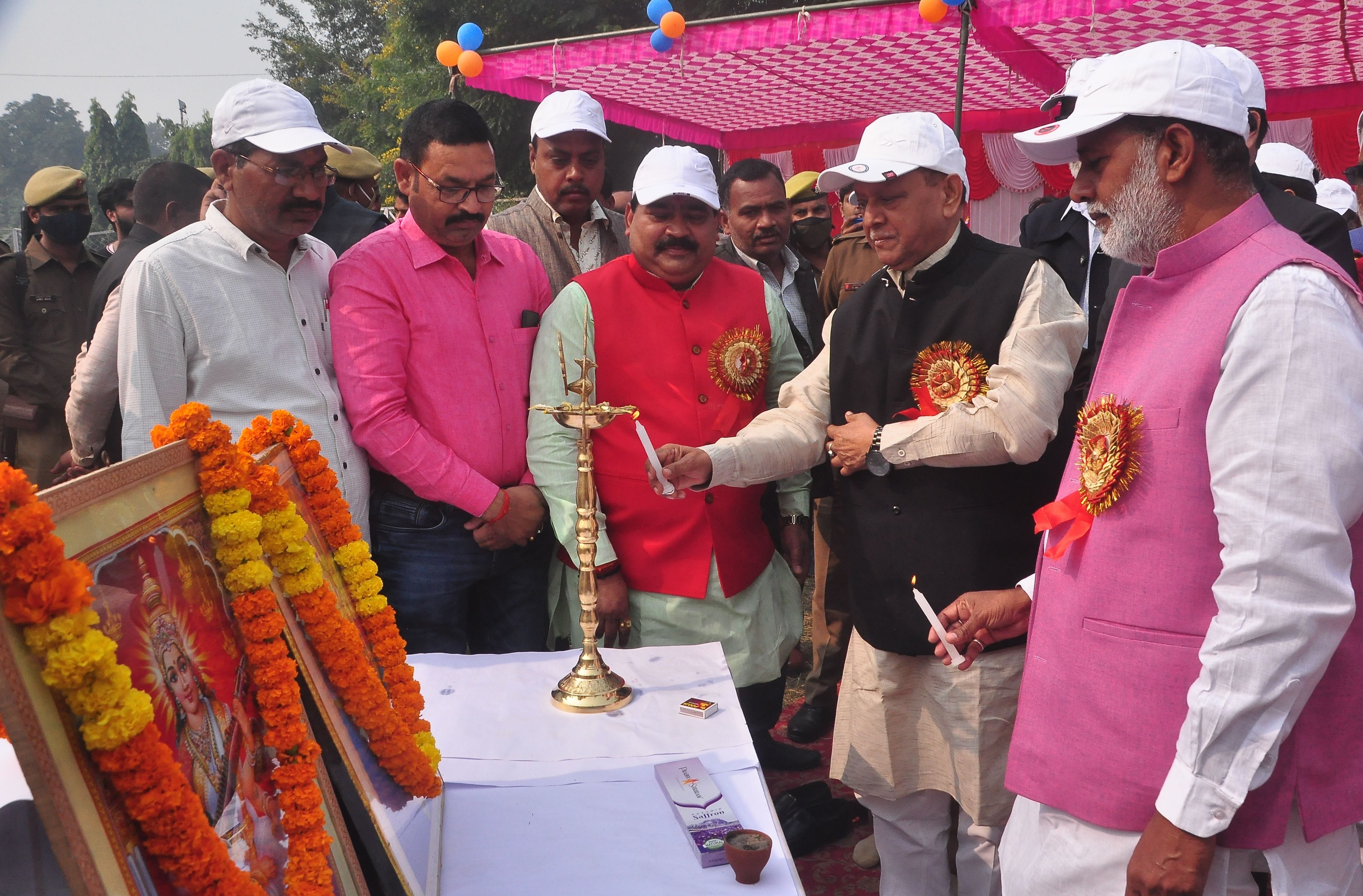 स्टेडियम में आयोजित सांसद खेल स्पर्धा का दीप जलाकर उद्घाटन करते कैबिनेट मंत्री मोती सिंह। संवाद स्टेडियम में आयोजित सांसद खेल स्पर्धा का दीप जलाकर उद्घाटन करते कैबिनेट मंत्री मोती सिंह। संवाद