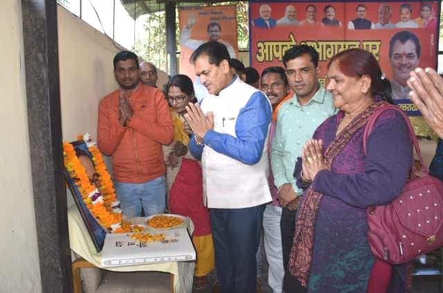 संविधान दिवस पर डॉ.भीमराव आंबेडकर के चित्र पर पुष्प अर्पित करते विस अध्यक्ष प्रेमचंद अग्रवाल। संविधान दिवस पर डॉ.भीमराव आंबेडकर के चित्र पर पुष्प अर्पित करते विस अध्यक्ष प्रेमचंद अग्रवाल।