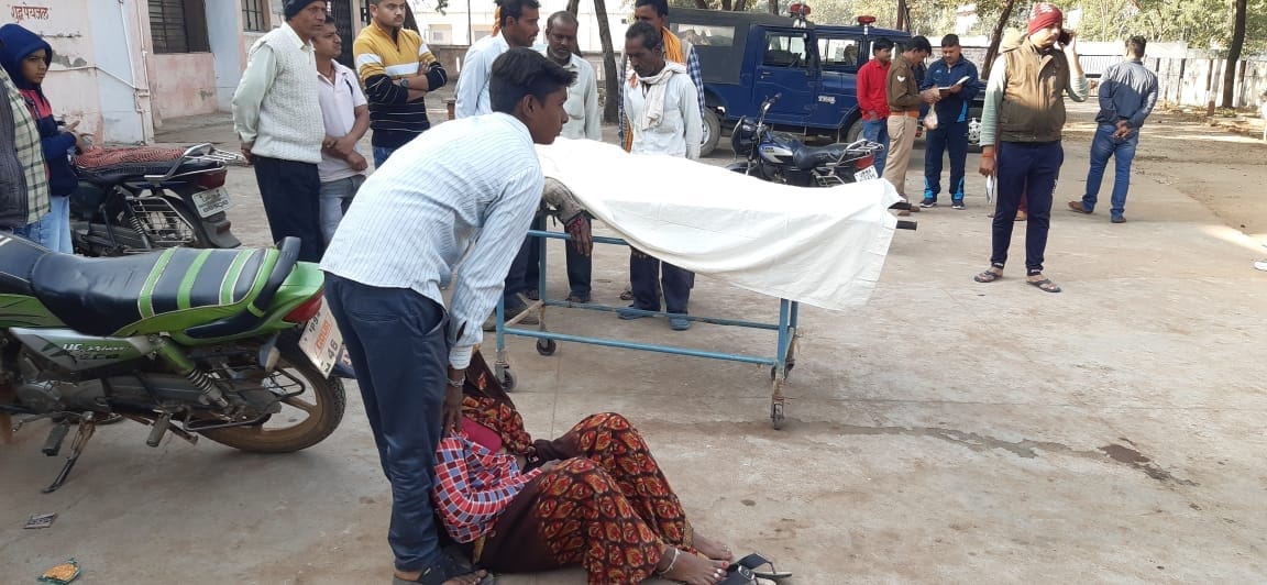 अस्पताल में चोटिल महिला को सहारा देता युवक अस्पताल में चोटिल महिला को सहारा देता युवक
