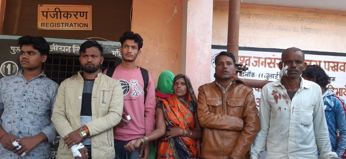 अस्पताल में उपचार कराकर बहर खड़े घायल अस्पताल में उपचार कराकर बहर खड़े घायल