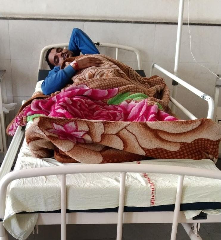 पानीपत। अस्पताल में उपचाराधीन बेलदार रोहित। पानीपत। अस्पताल में उपचाराधीन बेलदार रोहित।