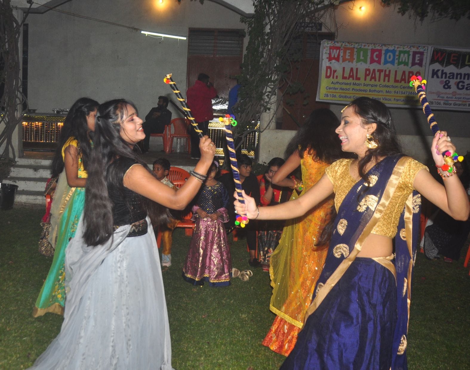 बढ़पुर स्थित कालेज में हुए कार्यक्रम में डांडिया करती महिलाएं। संवाद