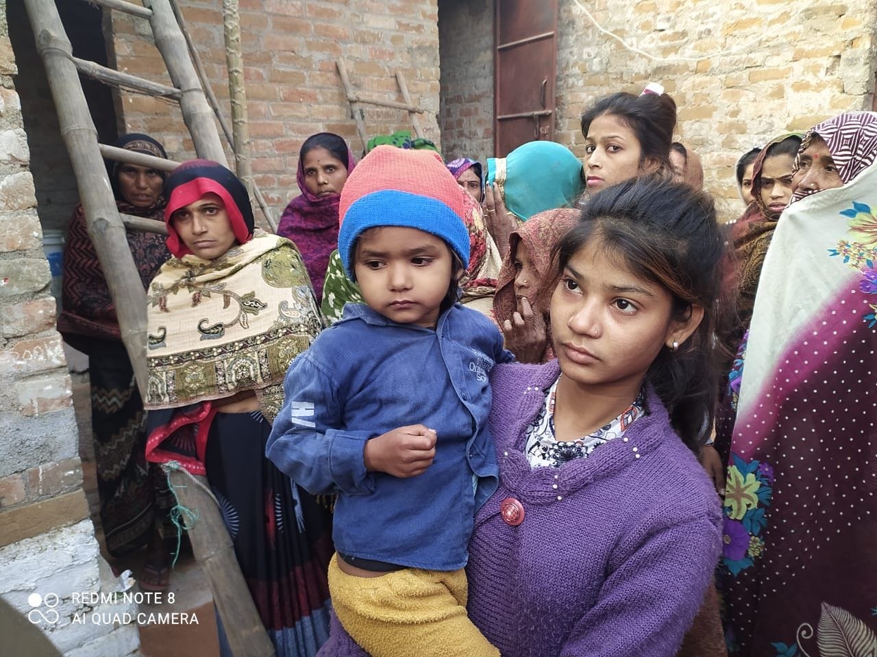 बेटी परी को गोद में लिए किशोरी बेटी परी को गोद में लिए किशोरी