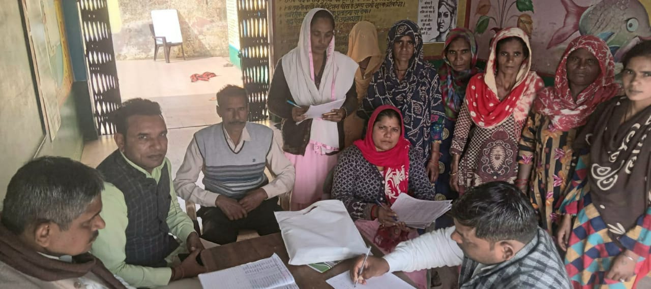 तीतरो के गांव बालू में मतदाता सूची निरीक्षण को पहुंचे ग्रामीण तीतरो के गांव बालू में मतदाता सूची निरीक्षण को पहुंचे ग्रामीण