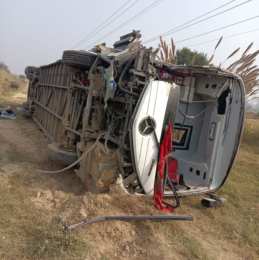 केएमपी पर जठेड़ी के पास पलटी बस। संवाद केएमपी पर जठेड़ी के पास पलटी बस। संवाद