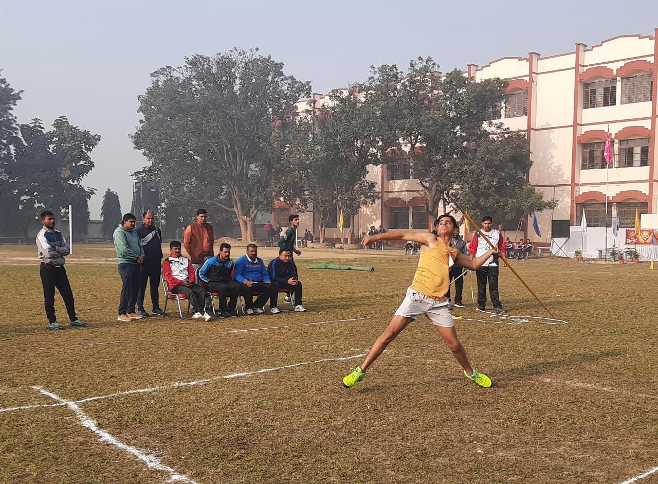 क्षेत्रीय एथलेटिक्स प्रतियोगिता भाला फेकता खिलाडी। क्षेत्रीय एथलेटिक्स प्रतियोगिता भाला फेकता खिलाडी।