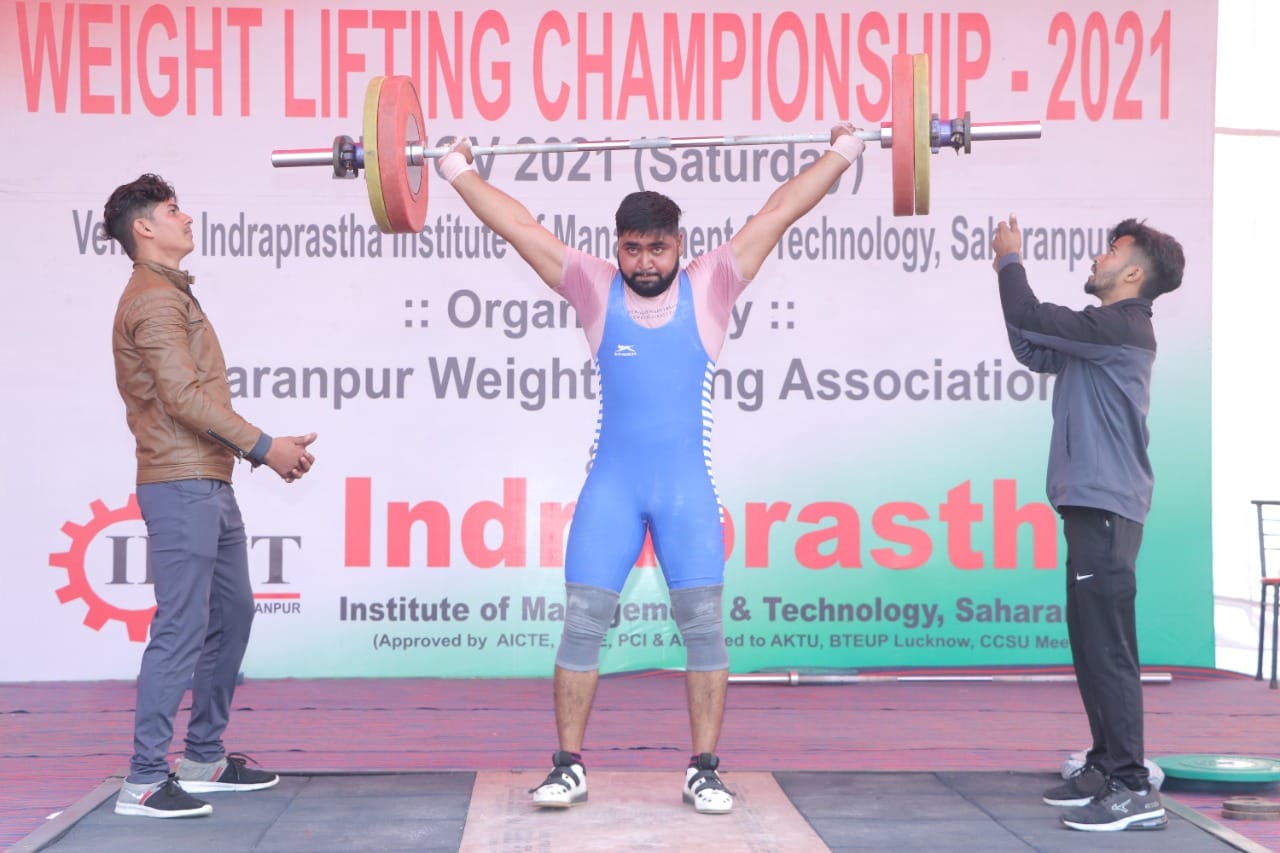 वेट लिफ्टिंग में जोर अजमाईश करता खिलाड़ी वेट लिफ्टिंग में जोर अजमाईश करता खिलाड़ी