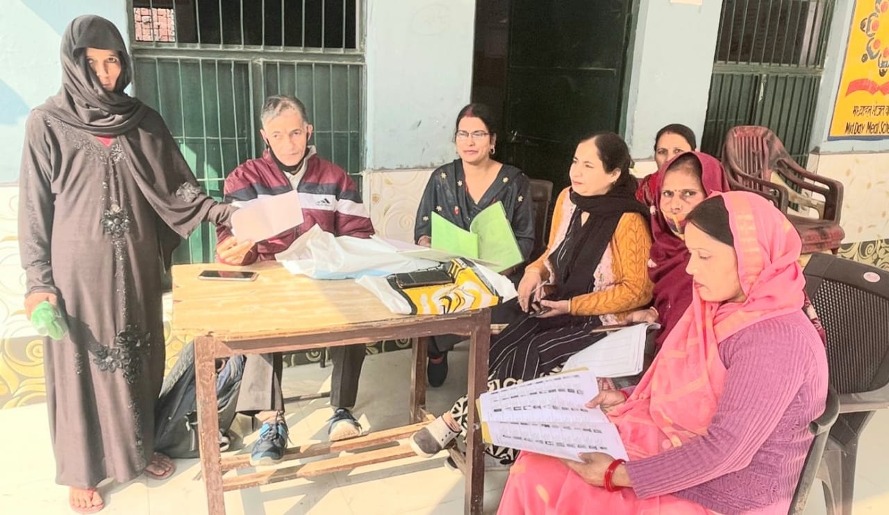 चिलकाना के गांव पठेड में वोट बनवाते वोटर चिलकाना के गांव पठेड में वोट बनवाते वोटर