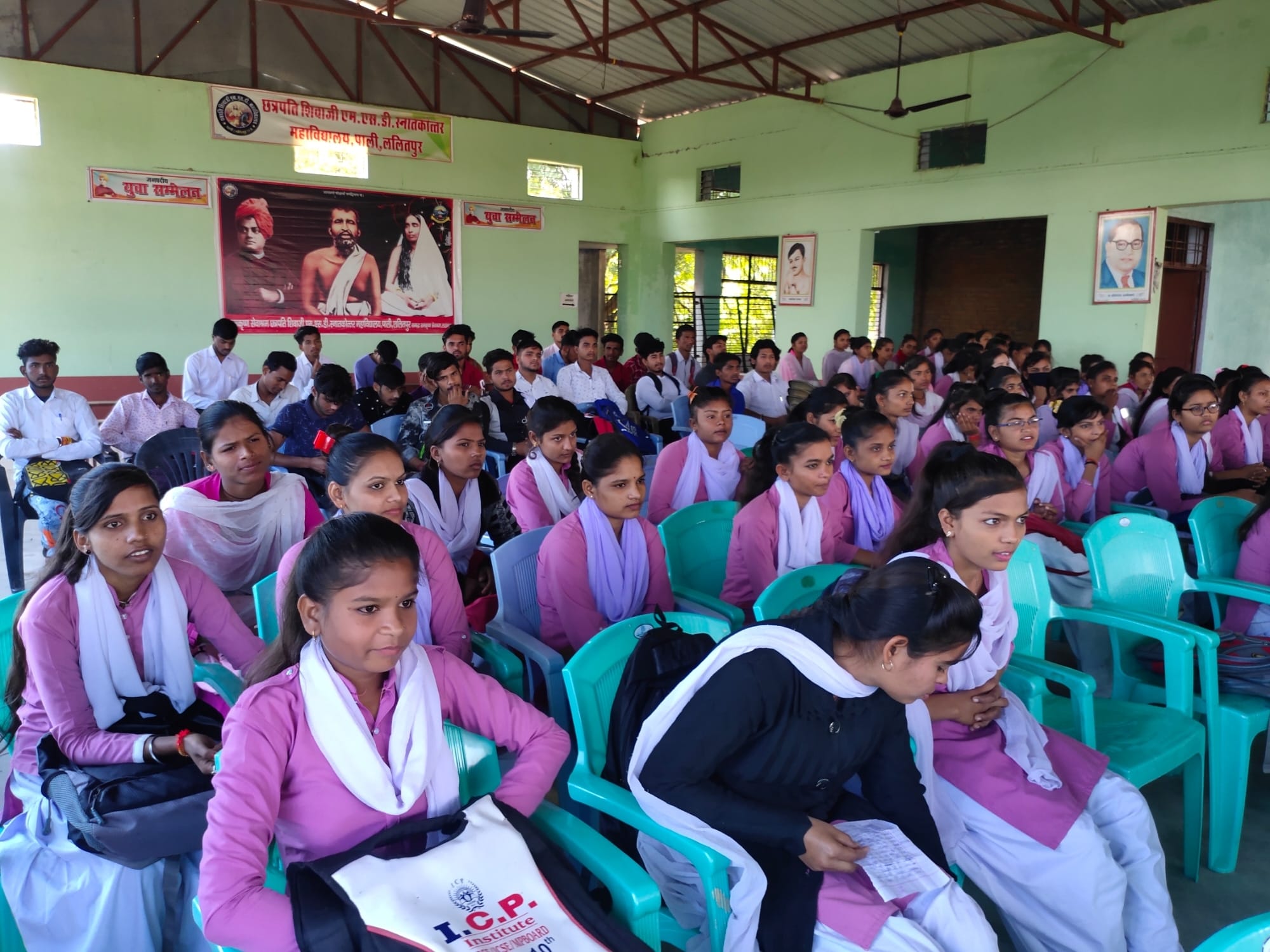 छत्रपति शिवाजी महाविद्यालय में संविधान दिवस में मौजूद छात्राएं