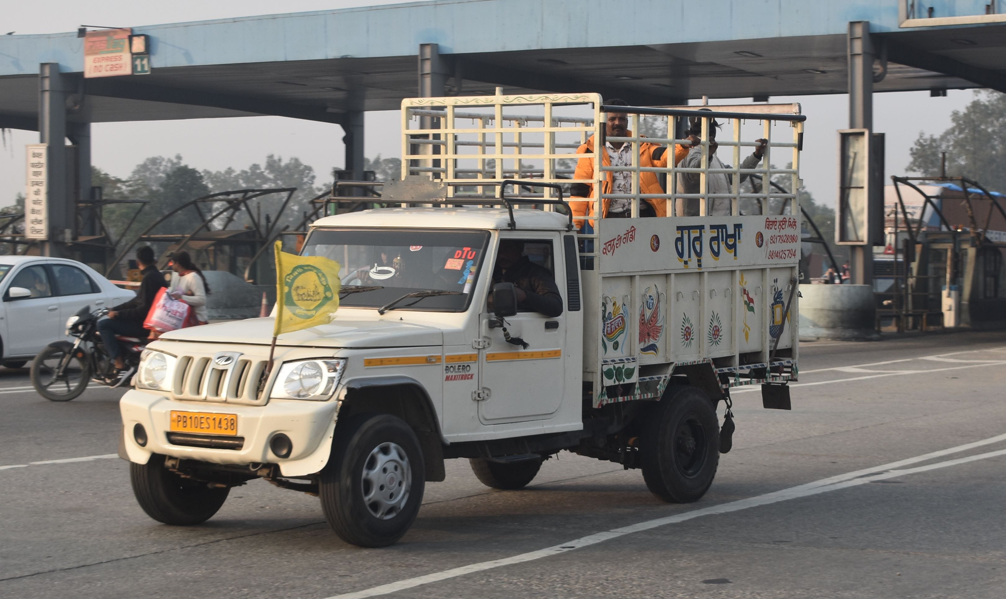पानीपत। पानीपत टोल टैक्स से किसान यूनियन का झंडा लगाकर दिल्ली की तरफ रवाना होते हुए किसान। पानीपत। पानीपत टोल टैक्स से किसान यूनियन का झंडा लगाकर दिल्ली की तरफ रवाना होते हुए किसान।