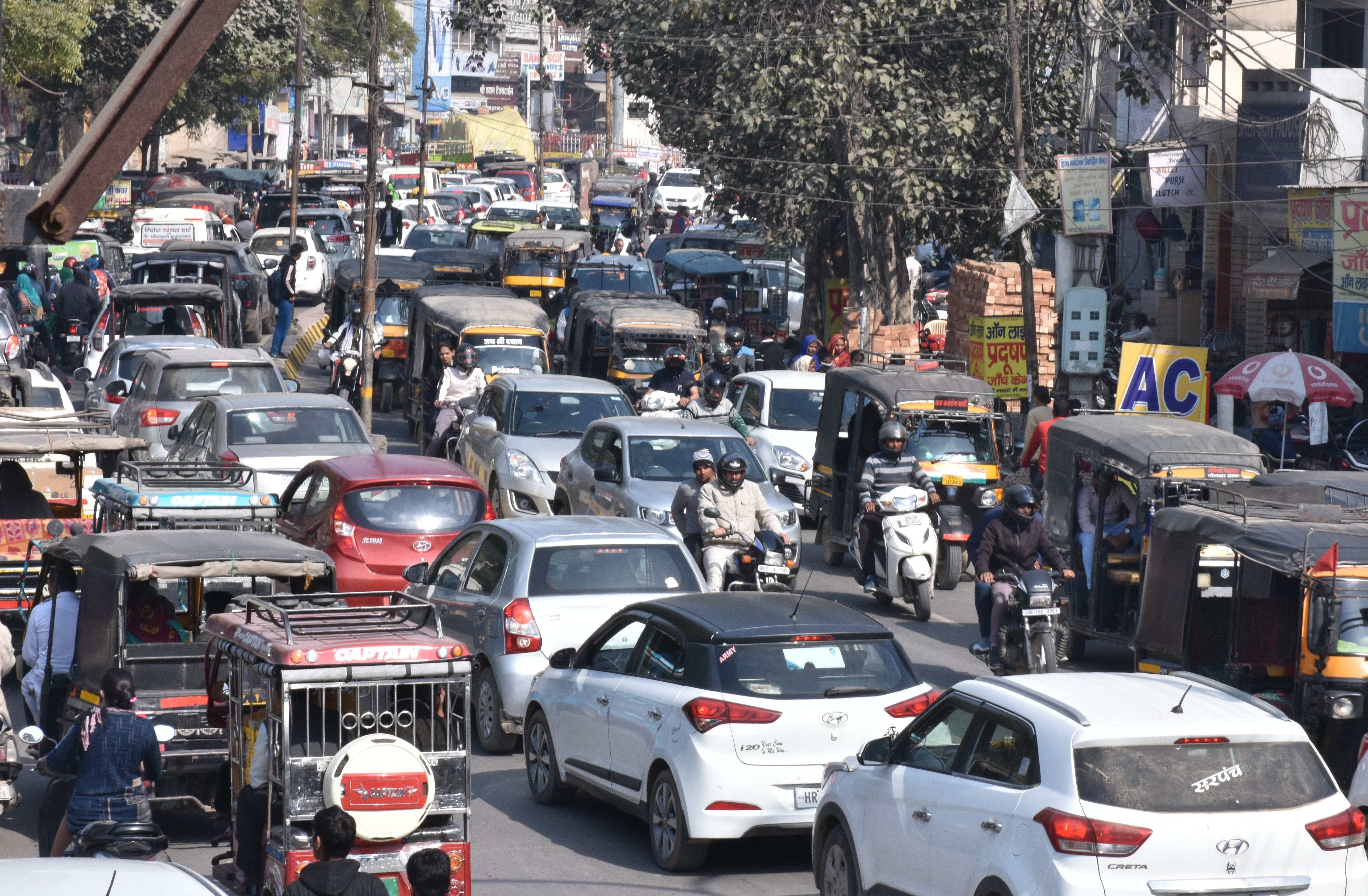 शहर की सरकुलर रोड पर लगा वाहनों का जाम। संवाद