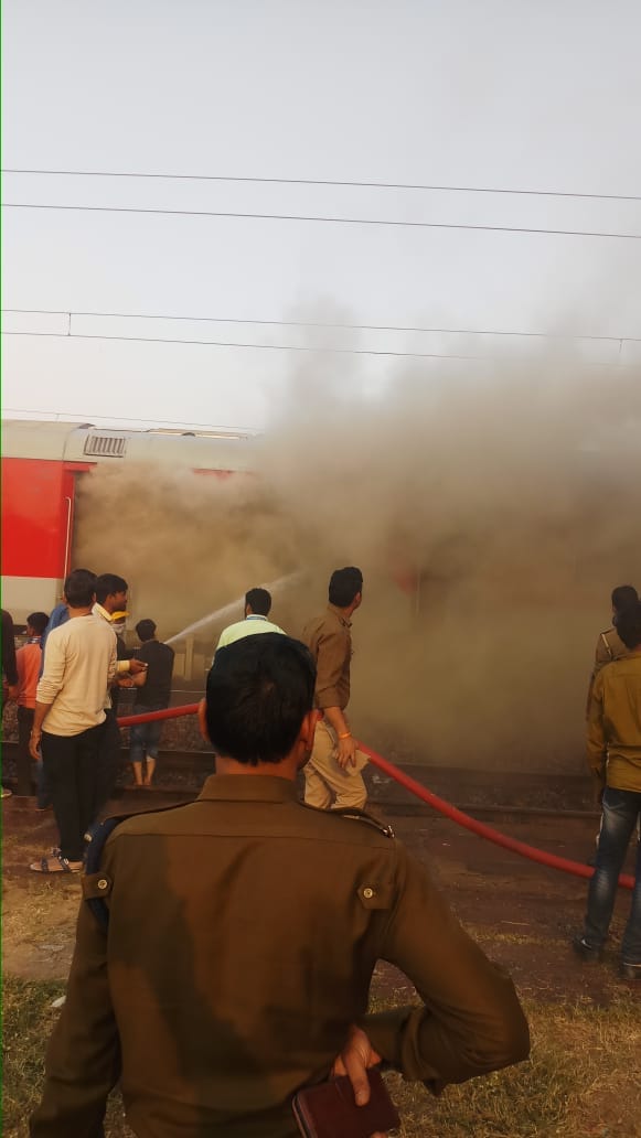 हेतमपुर स्टेशन पर धू- धूकर जलते उधमपुर दुर्ग एक्सप्रेस का वातानुकूलित कोच की आग को बुझाते दमकलकर? हेतमपुर स्टेशन पर धू- धूकर जलते उधमपुर दुर्ग एक्सप्रेस का वातानुकूलित कोच की आग को बुझाते दमकलकर?