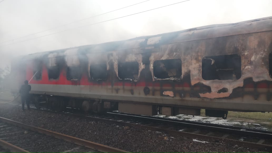हेतमपुर स्टेशन पर धू- धूकर जलते उधमपुर दुर्ग एक्सप्रेस का वातानुकूलित कोच को बुझाते दमकलकर्मी। हेतमपुर स्टेशन पर धू- धूकर जलते उधमपुर दुर्ग एक्सप्रेस का वातानुकूलित कोच को बुझाते दमकलकर्मी।