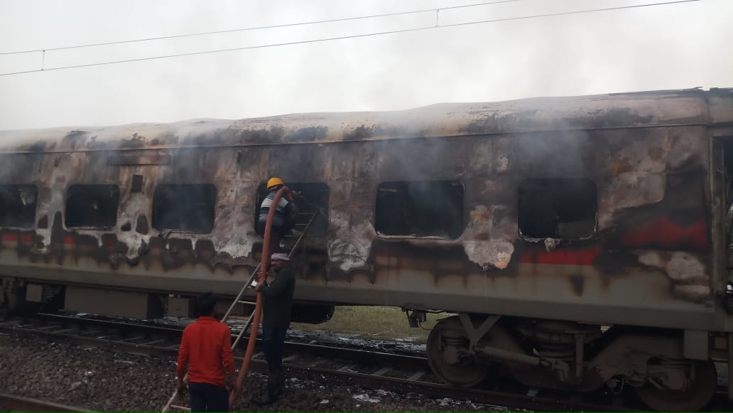 हेतमपुर स्टेशन पर धू- धूकर जलते उधमपुर दुर्ग एक्सप्रेस का वातानुकूलित कोच को बुझाते दमकलकर्मी। हेतमपुर स्टेशन पर धू- धूकर जलते उधमपुर दुर्ग एक्सप्रेस का वातानुकूलित कोच को बुझाते दमकलकर्मी।