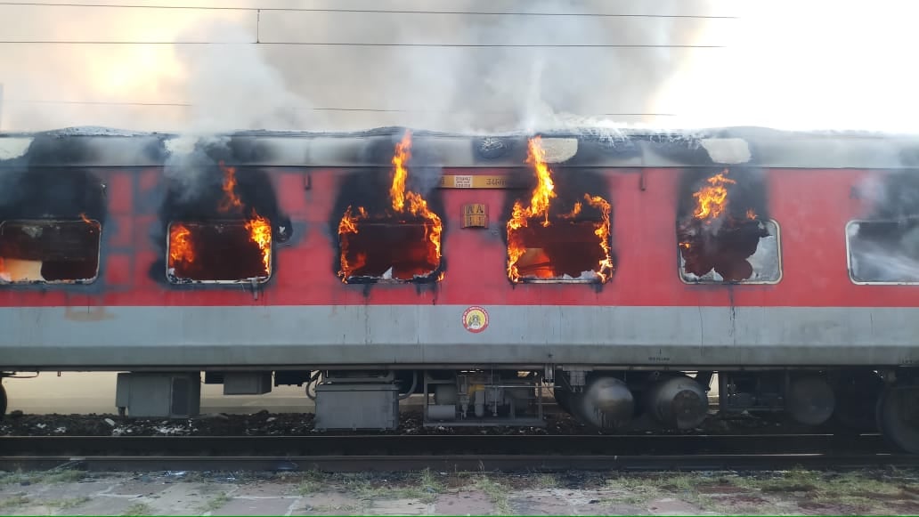 हेतमपुर स्टेशन पर धू- धूकर जलते उधमपुर दुर्ग एक्सप्रेस का वातानुकूलित कोच। हेतमपुर स्टेशन पर धू- धूकर जलते उधमपुर दुर्ग एक्सप्रेस का वातानुकूलित कोच।