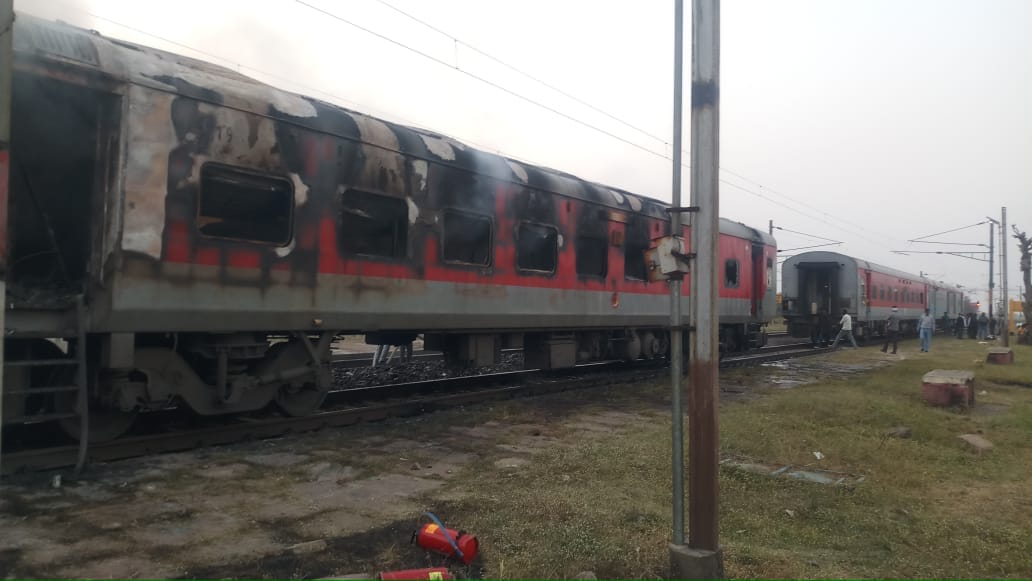 हेतमपुर स्टेशन पर धू- धूकर जलते उधमपुर दुर्ग एक्सप्रेस का वातानुकूलित कोच। हेतमपुर स्टेशन पर धू- धूकर जलते उधमपुर दुर्ग एक्सप्रेस का वातानुकूलित कोच।