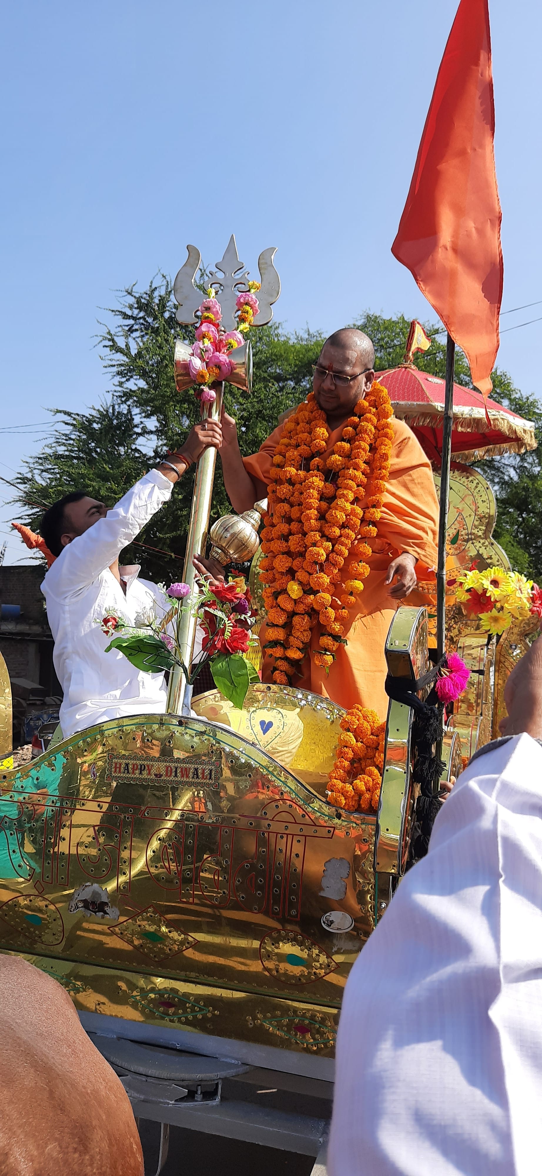 त्रिशूल का पूजन करते शंकराचार्य महाराज त्रिशूल का पूजन करते शंकराचार्य महाराज
