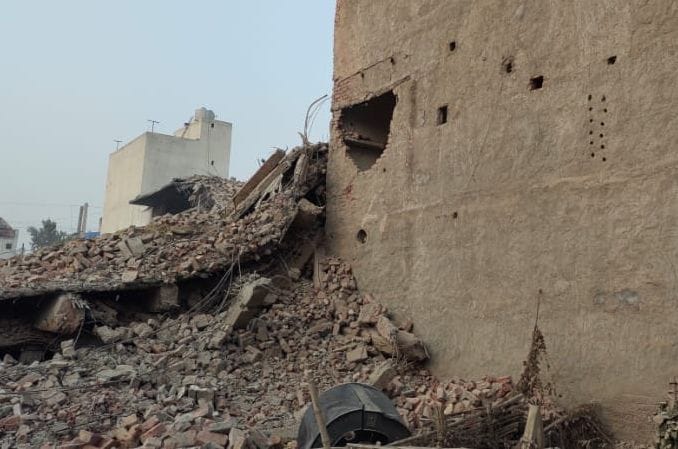 पानीपत। फैक्टरी को तोड़ते वक्त दिवार गिरी घर के ऊपर टूटी पड़ी दिवार।