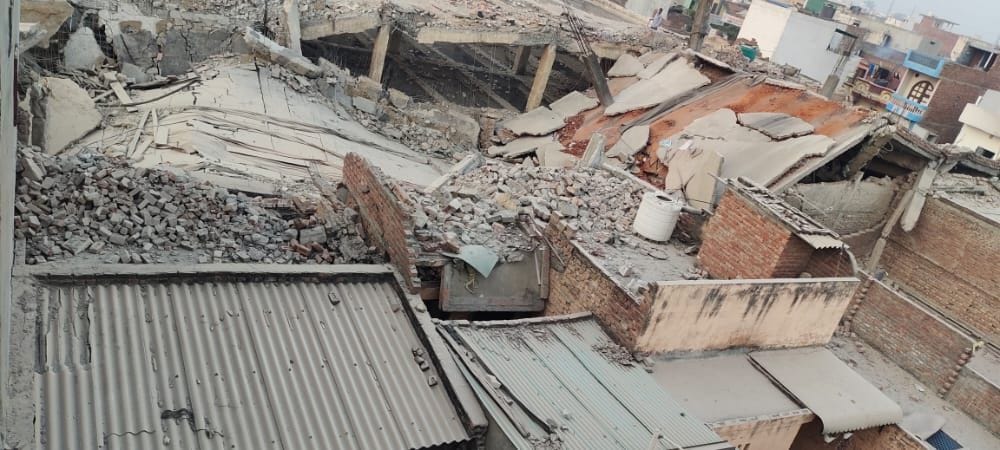 पानीपत। तीन घरों के ऊपर फेक्टरी की दीवार टूट कर  गिरी।
