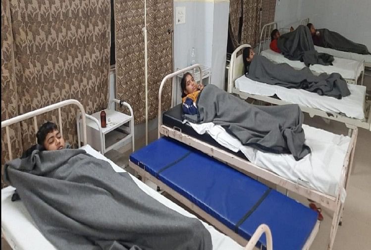 बीमार होने के बाद अस्पताल में भर्ती छात्राएं...
