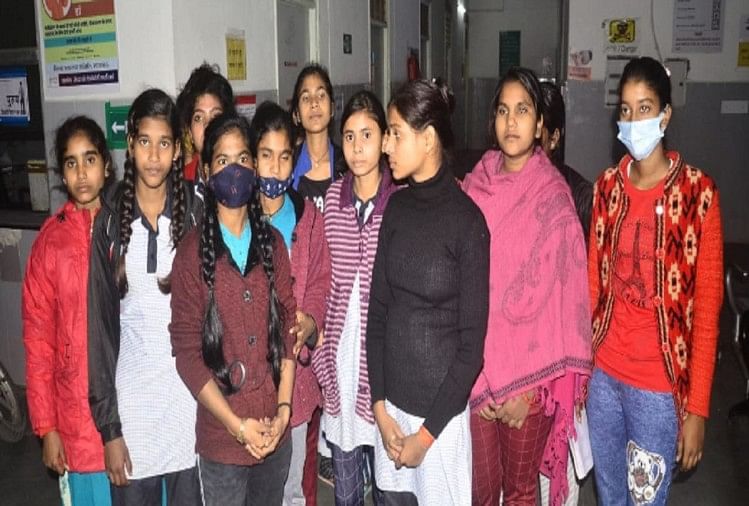 साथियों की बीमारी से चिंतित अन्य छात्राएं...