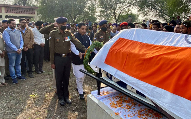 Jawan Tentara India Tewas Dalam Kecelakaan Jalan – Jawan Tentara India tewas dalam kecelakaan di jalan