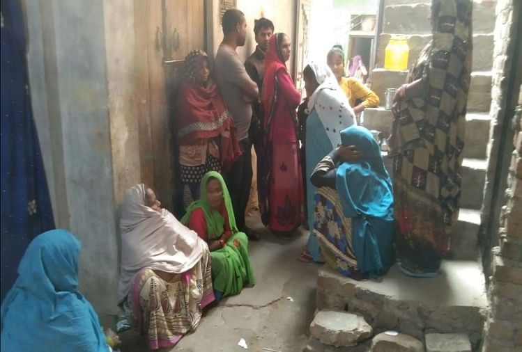 फिरोजाबाद: देवरानी और जेठानी के जहर खाने के बाद घर पर परिजन