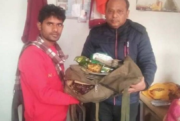 Un sac plein de cinquante mille roupies a été trouvé sur la route Le leader étudiant est revenu à Ghazipur