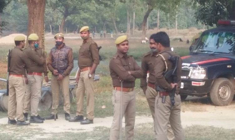 उदयपुर के राहाटीकर में व्यापारी का शव पहुंचने पर तैनात पुलिस। संवाद