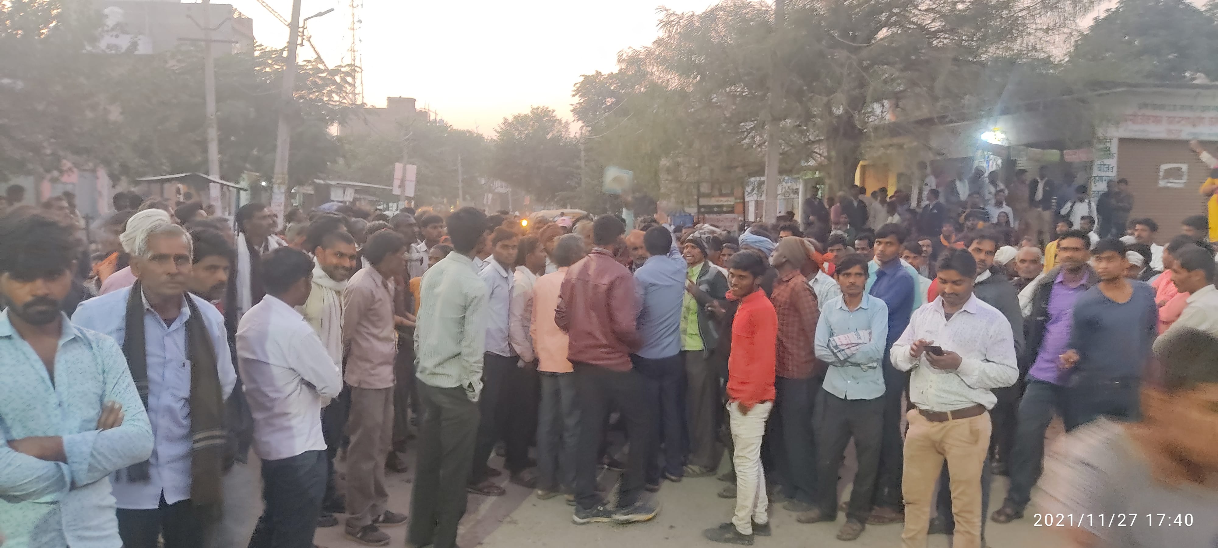 कैप्सन - सड़क जाम कर नारे बाजी करते किसान 7 - मौके पर मौजूद पुलिस 8 - मृतक के पुत्र से जानकारी करती पुल? कैप्सन - सड़क जाम कर नारे बाजी करते किसान 7 - मौके पर मौजूद पुलिस 8 - मृतक के पुत्र से जानकारी करती पुल?