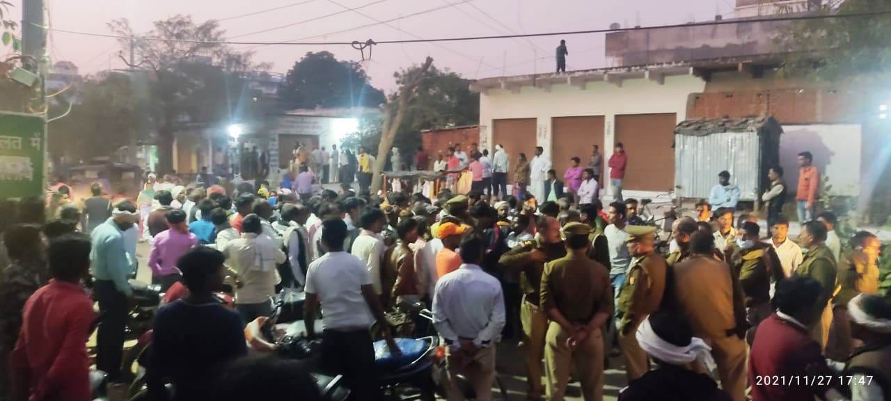 कैप्सन - सड़क जाम कर नारे बाजी करते किसान 7 - मौके पर मौजूद पुलिस 8 - मृतक के पुत्र से जानकारी करती पुल? कैप्सन - सड़क जाम कर नारे बाजी करते किसान 7 - मौके पर मौजूद पुलिस 8 - मृतक के पुत्र से जानकारी करती पुल?