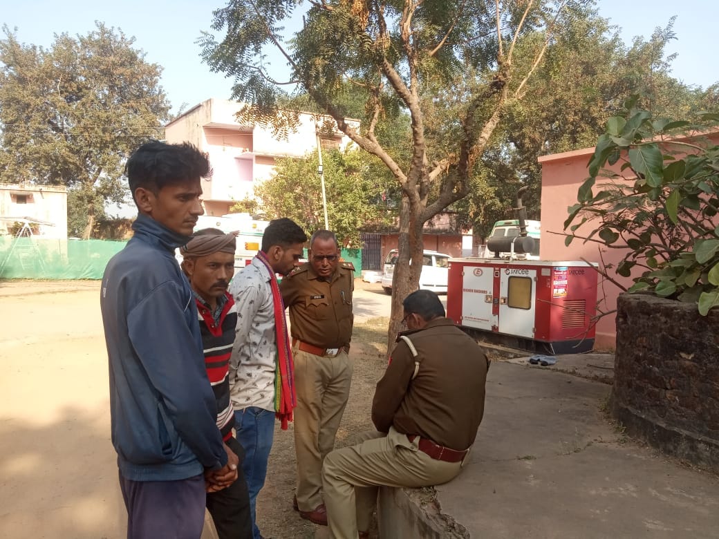 कैप्सन - सड़क जाम कर नारे बाजी करते किसान 7 - मौके पर मौजूद पुलिस 8 - मृतक के पुत्र से जानकारी करती पुल? कैप्सन - सड़क जाम कर नारे बाजी करते किसान 7 - मौके पर मौजूद पुलिस 8 - मृतक के पुत्र से जानकारी करती पुल?
