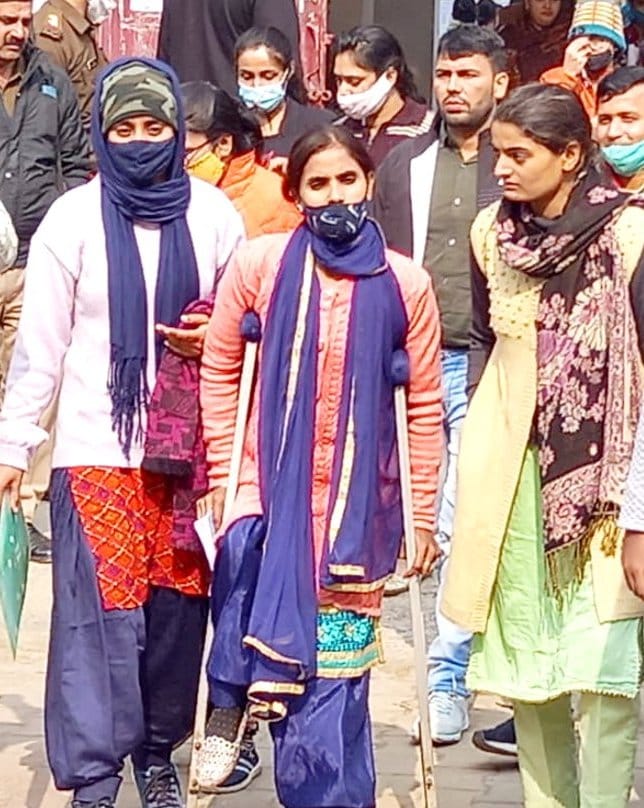 बागपत में परीक्षा देने के बाद मायूस होकर बाहर आती दिव्यांग महिला अभ्यर्थी व अन्य बागपत में परीक्षा देने के बाद मायूस होकर बाहर आती दिव्यांग महिला अभ्यर्थी व अन्य