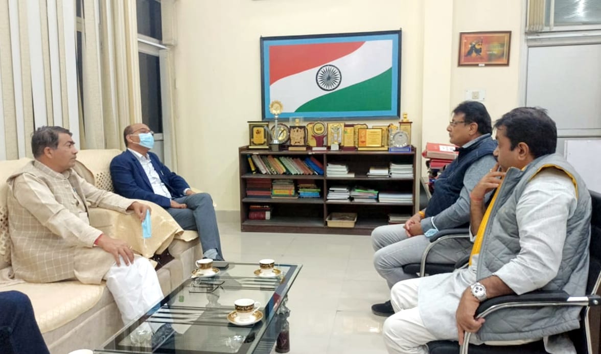 बिजनौर में डीएम से वार्ता करते एमएलसी अश्वनी त्यागी व गजलकार दुष्यंत कुमार के बेटे आलोक त्यागी। बिजनौर में डीएम से वार्ता करते एमएलसी अश्वनी त्यागी व गजलकार दुष्यंत कुमार के बेटे आलोक त्यागी।
