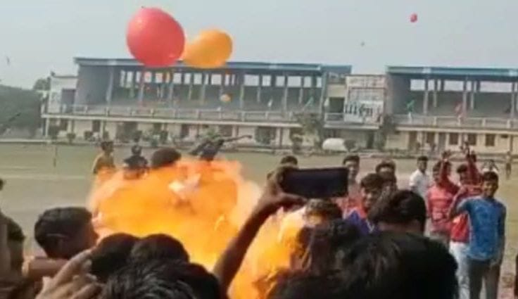 स्पोर्ट्स स्टेडियम में गुब्बारे फटने से निकलती आग की लौ। संवाद 