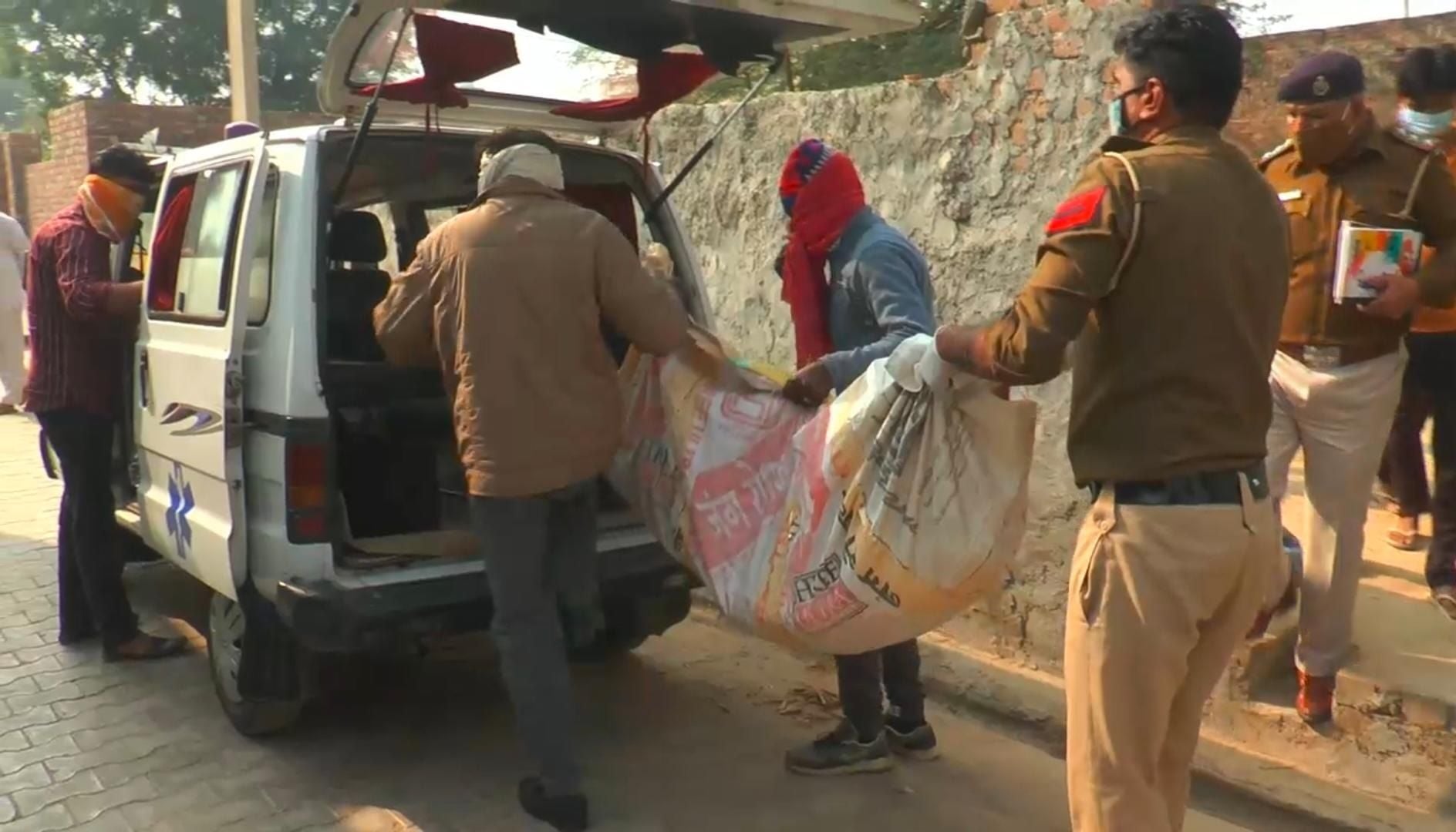 मृतका के शव को एंबुलेंस में डालते कर्मचारी। मृतका के शव को एंबुलेंस में डालते कर्मचारी।