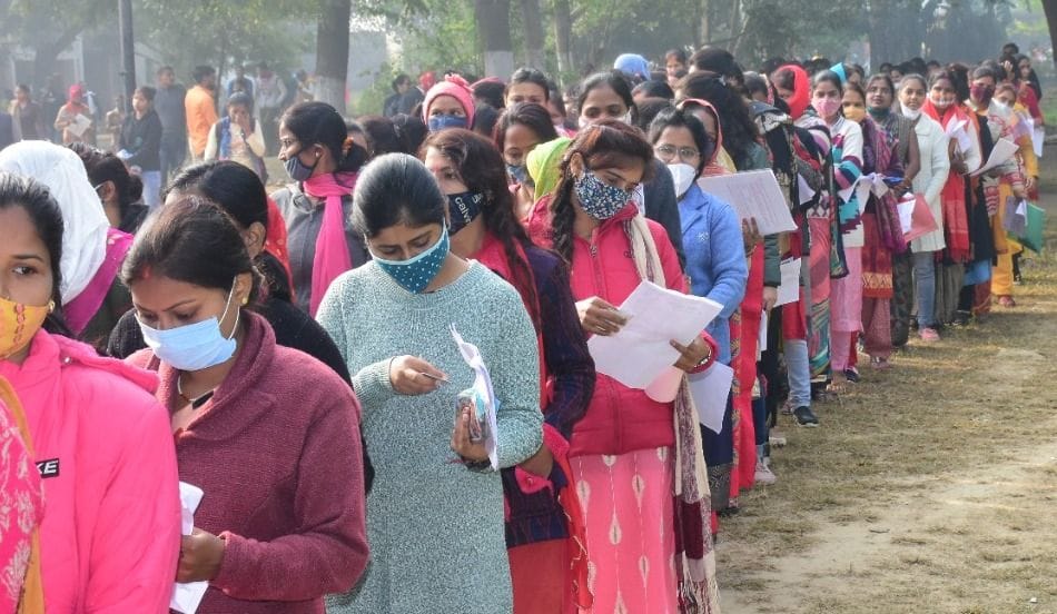 केपी इंटर कालेज में टीईटी परीक्षा केन्द्र के बाहर लगी परीक्षार्थियों की कतार। संवाद