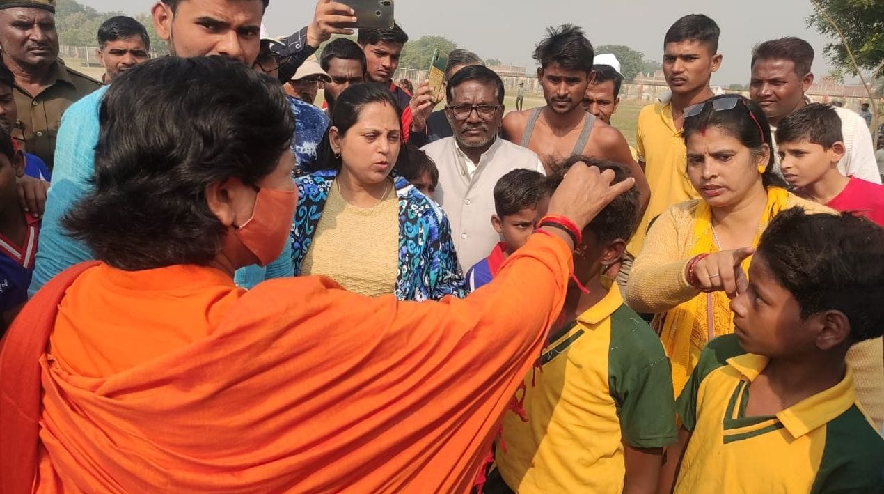झुलसे बच्चों से हालचाल लेतीं केंद्रीय राज्य मंत्री साध्वी निरंजन ज्योति। संवाद