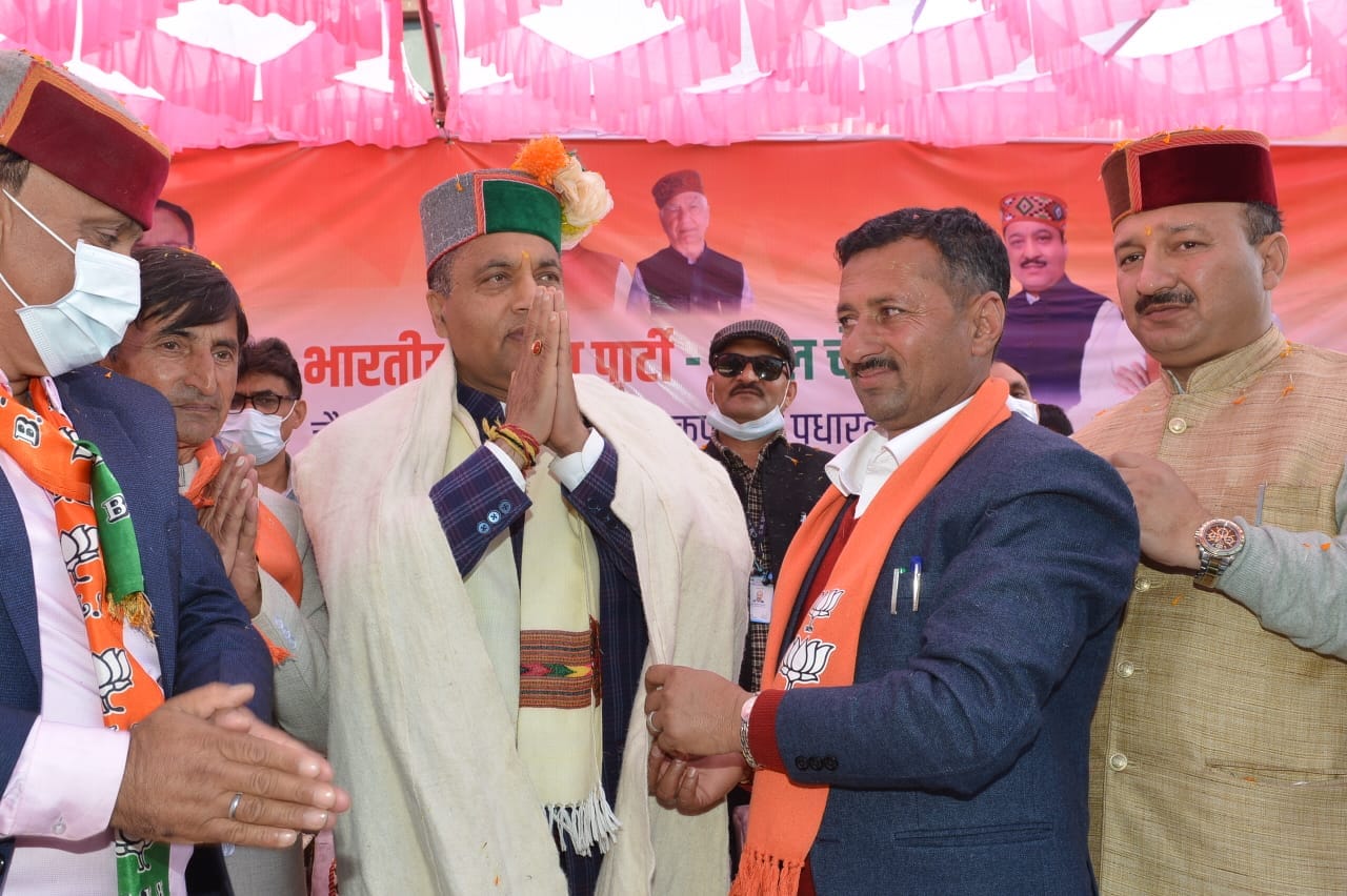 कुपवी में जयरामठाकुर को शॉल पहनाकर सम्मानित करते हुए स्थानीय नेता और अन्य। 