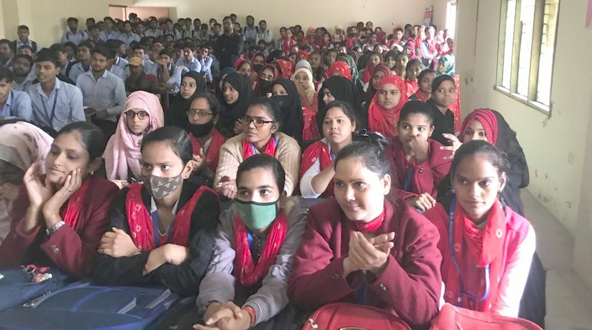 डीपी स्नातकोत्तर महाविद्यालय में मौजूद छात्राएं। संवाद डीपी स्नातकोत्तर महाविद्यालय में मौजूद छात्राएं। संवाद