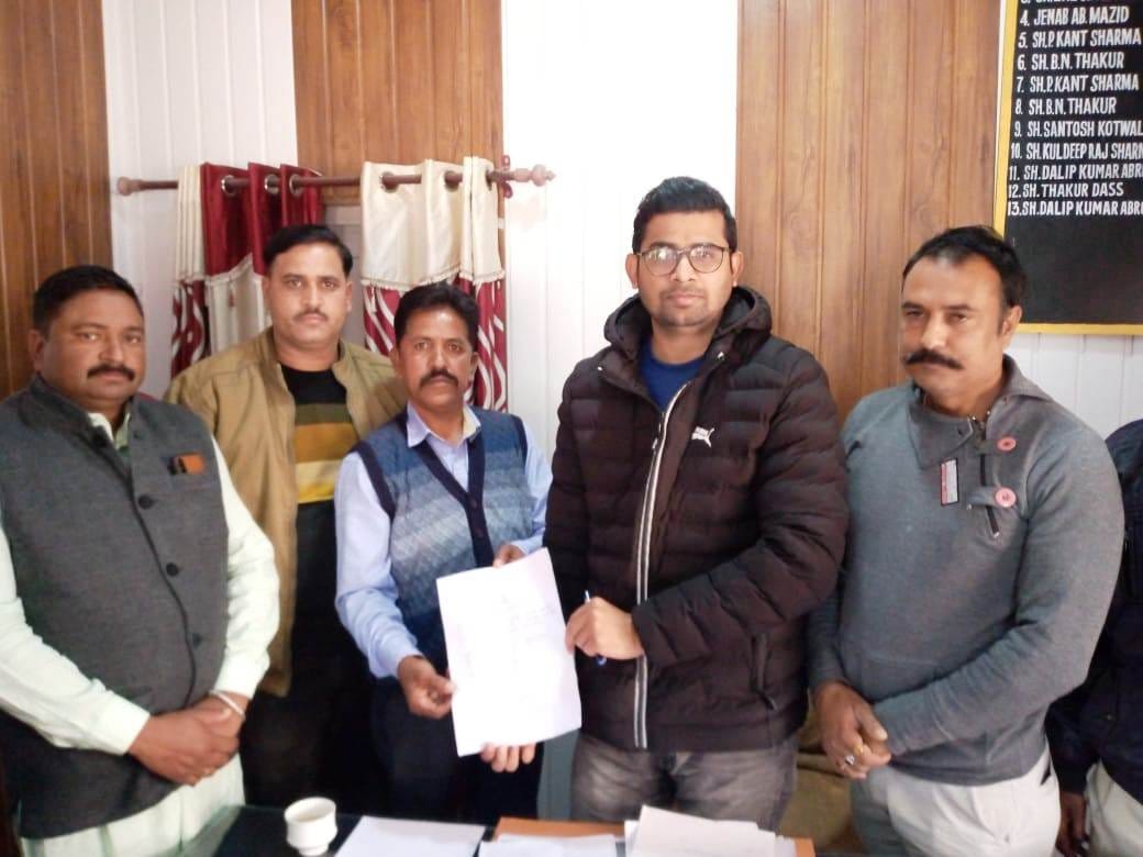 रामनगर में नगर पालिका को ईओ अध्यक्ष पद के लिए नामांकन सौंपते पैंथर्स पार्टी के पार्षद व नेता रामनगर में नगर पालिका को ईओ अध्यक्ष पद के लिए नामांकन सौंपते पैंथर्स पार्टी के पार्षद व नेता