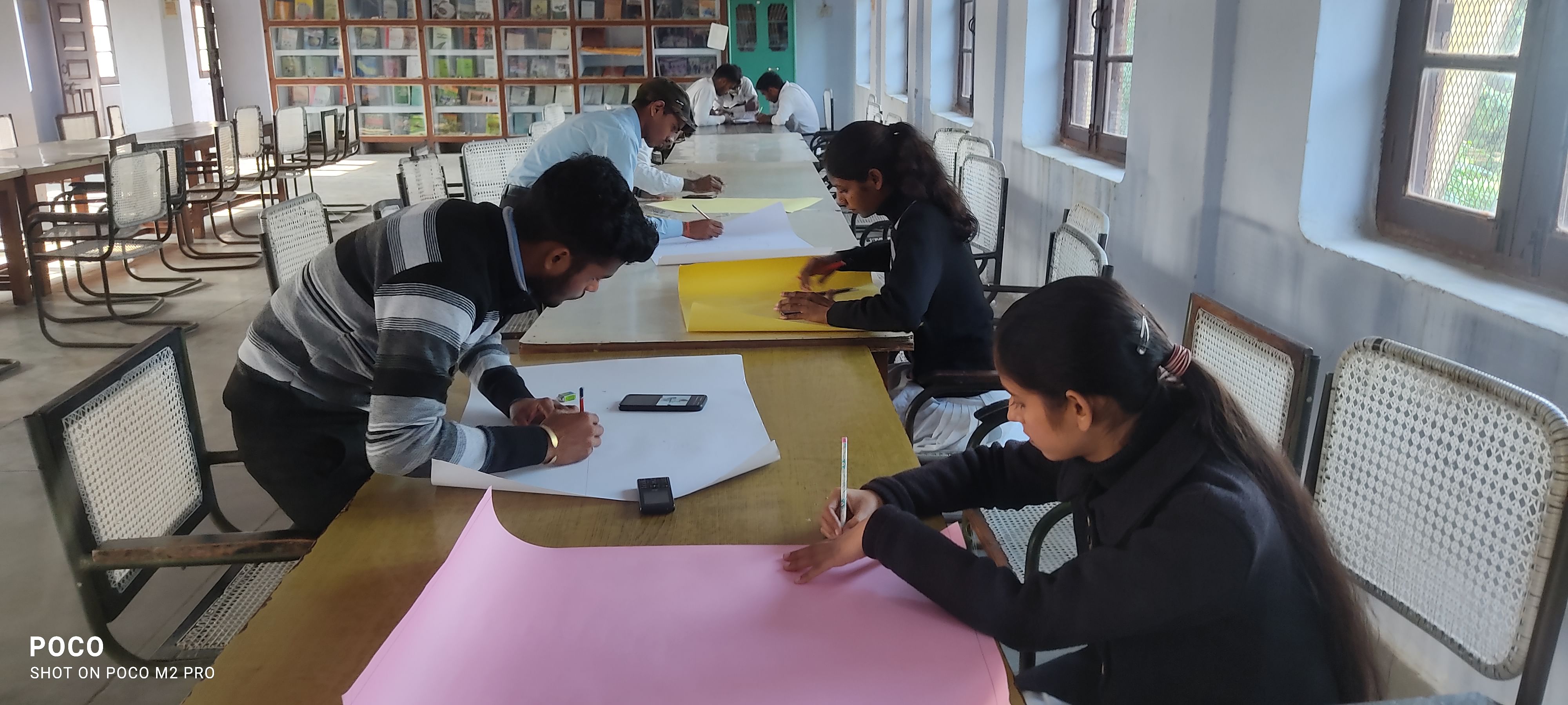 Étudiants participant au concours d'affiches au Janta College