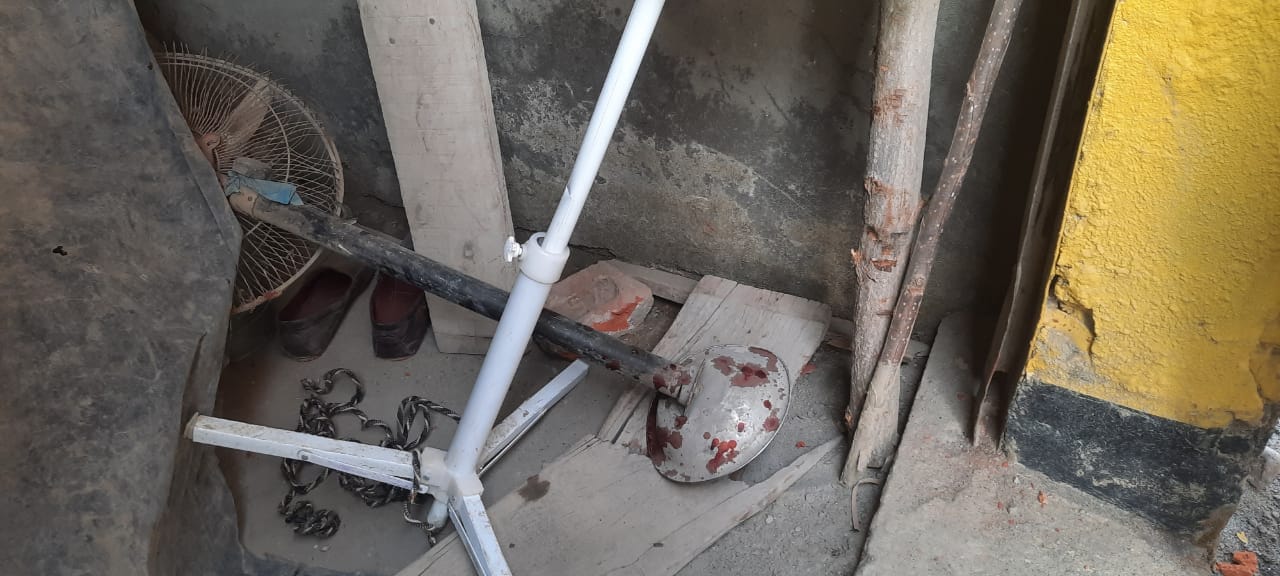 घटना स्थल पर पड़ा खून घटना स्थल पर पड़ा खून