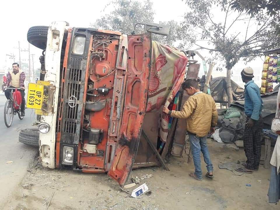 जलालाबाद में बरेली हाइवे पर याकूबपुर तिराहे के पास पलटा पड़ा ट्रक। संवाद