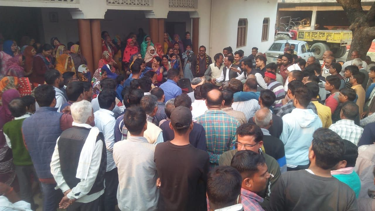उदयपुर के राहाटीकर में व्यापारी का शव पहुंचने पर जुटी भीड़। संवाद