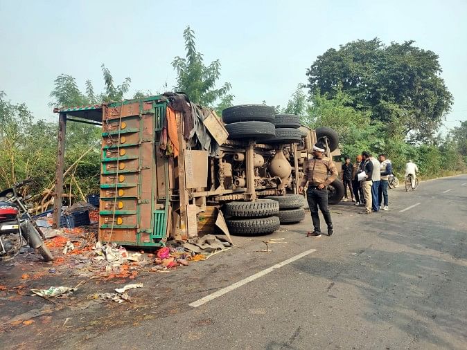 Un camion s’est renversé de manière incontrôlable, 23 tonnes de tomates gaspillées