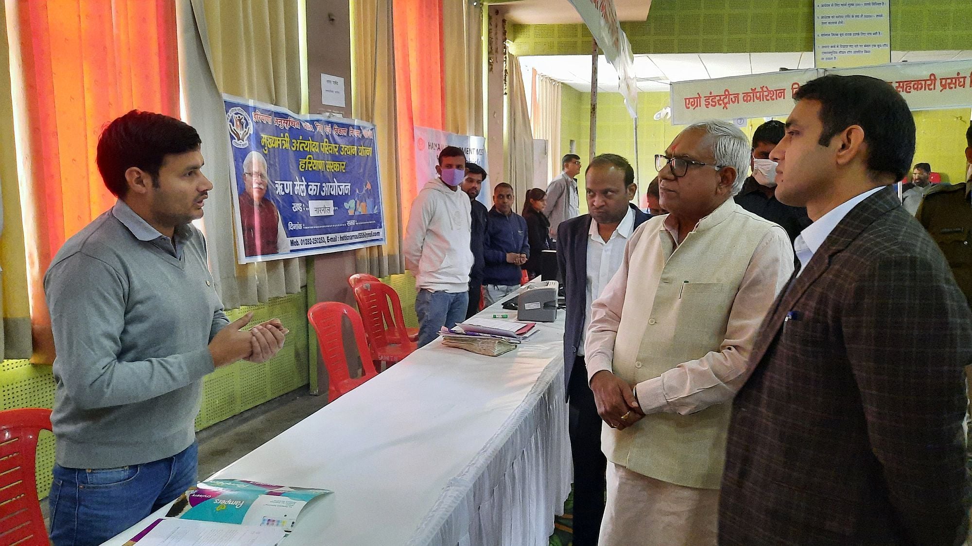  सभागार में आयोजित अंत्योदय मेले के बारे में जानकारी लेते राज्यमंत्री ओमप्रकाश यादव व उपायुक्त।