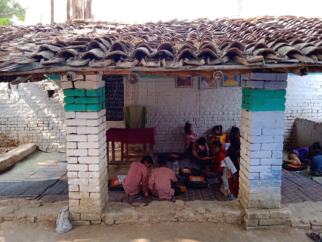 मौदहा कस्बे के फत्तू बाबा स्थित प्राथमिक स्कूल उपरोस प्राचीन।