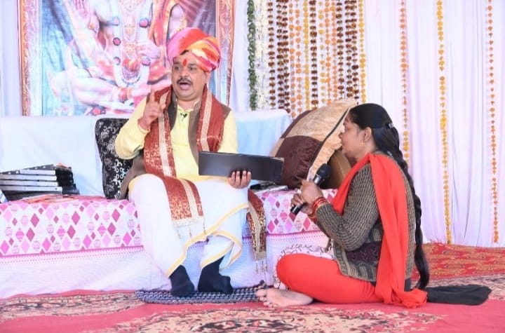 पंडोखर सरकार को समस्या बताती महिला